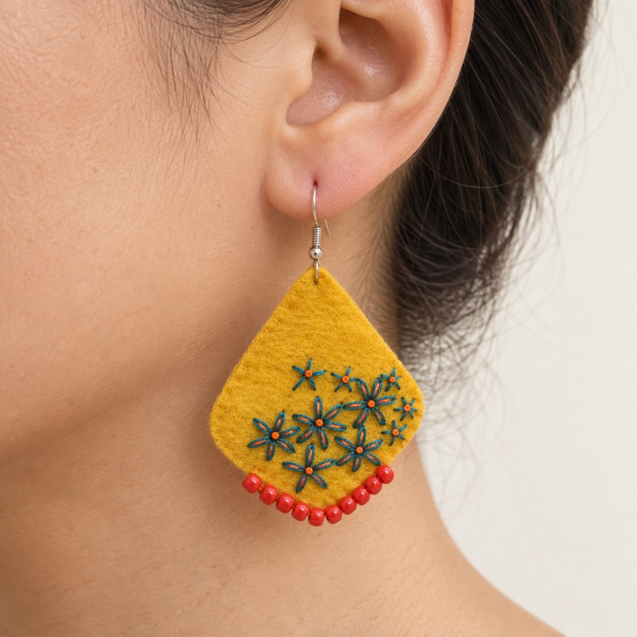 Sommergelb – Ohrringe – Am Ohr · KI-Abbildung / On the ear · AI image