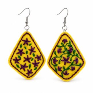 Gelb & Violett – Ohrringe – Freistellung · KI-Abbildung / White background · AI image