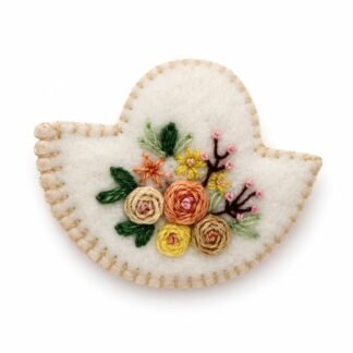 Blütenvogel – Textile Stickarbeit – Freistellung · KI-Abbildung / White background · AI image