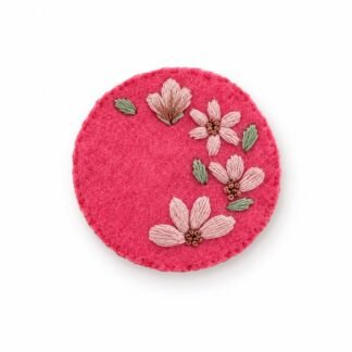 Zarte Blüten – Textile Stickarbeit – Freistellung · KI-Abbildung / White background · AI image