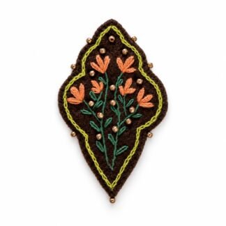 Kleine Tulpenwiese – Textile Stickarbeit – Freistellung · KI-Abbildung / White background · AI image