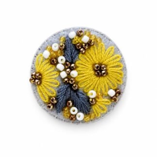 Goldener Blumenkreis – Textile Stickarbeit – Freistellung · KI-Abbildung / White background · AI image