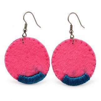 Pink mit Blau – Ohrringe – Freistellung · KI-Abbildung / White background · AI image