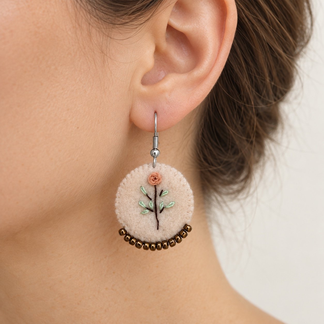 Pfirsichblüte – Ohrringe – Am Ohr · KI-Abbildung / On the ear · AI image