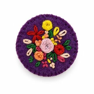 Violetter Strauß – Textile Stickarbeit – Freistellung · KI-Abbildung / White background · AI image