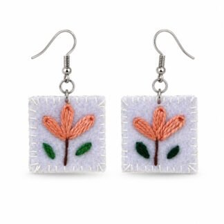 Kleine Tulpentafeln – Ohrringe – Freistellung · KI-Abbildung / White background · AI image
